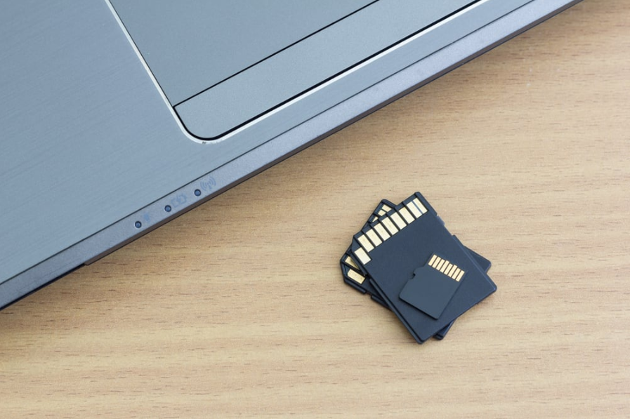 micro sd карта та адаптер з ноутбуком