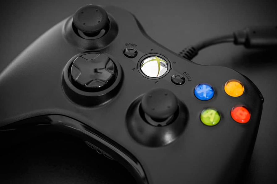 Контролер Microsoft Xbox 360 на чорному тлі