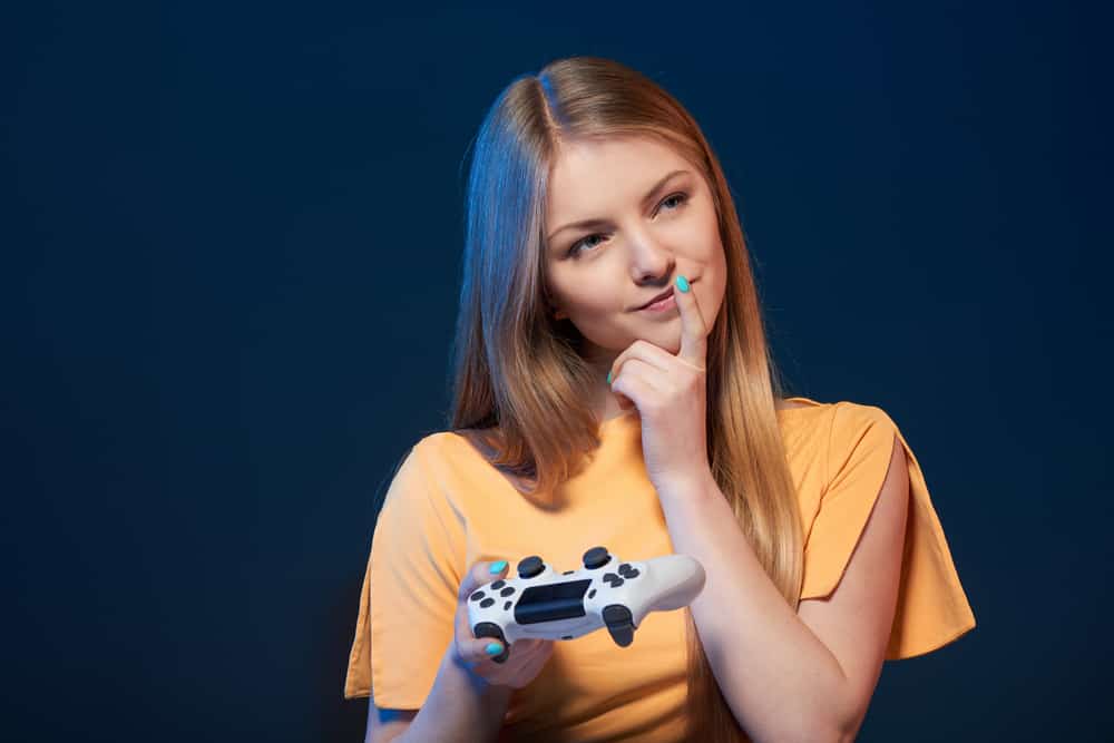 мисляча жінка-геймер