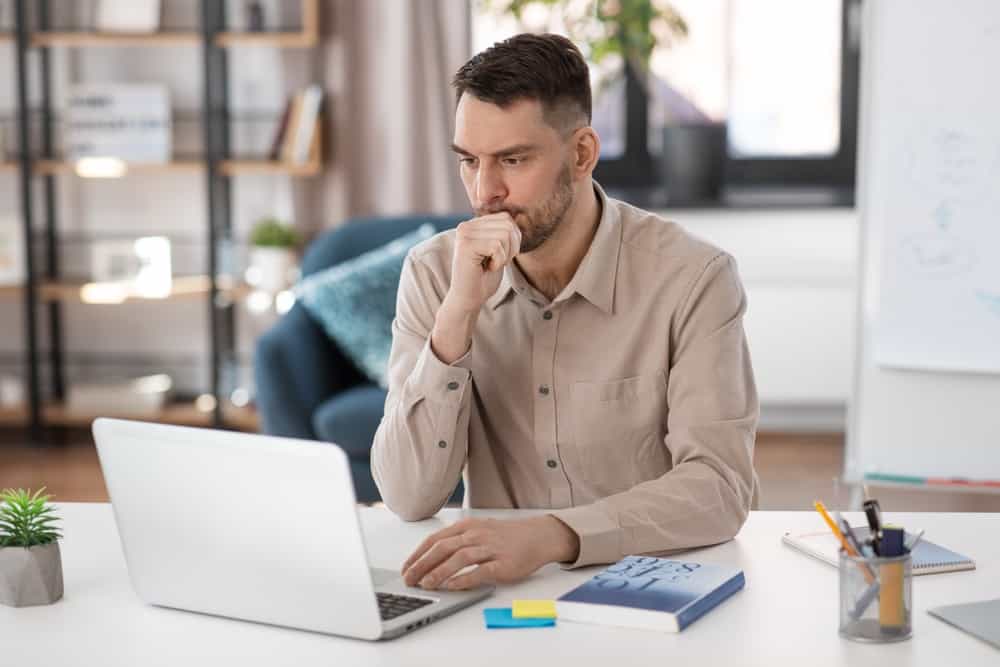 мислення людини з ноутбуком під час роботи