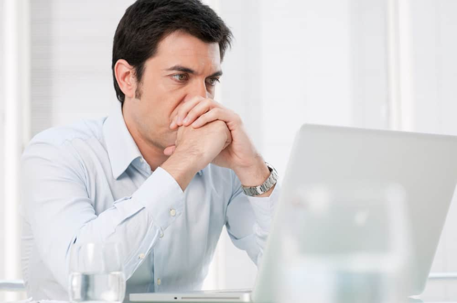 мисляча людина за ноутбуком