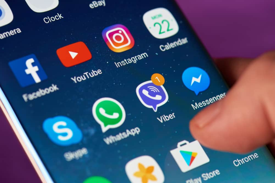 сучасний дисплей смартфона крупним планом навколо інших програм Android