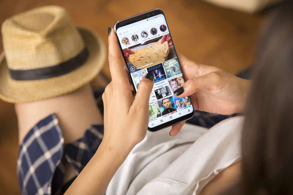 Молоді жінки з чорним лаком для нігтів Відкрийте програми INSTAGRAM