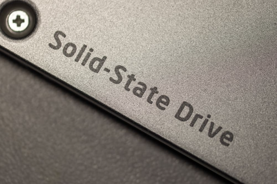 Напис твердотільного накопичувача Stata на алюмінієвому корпусі SSD