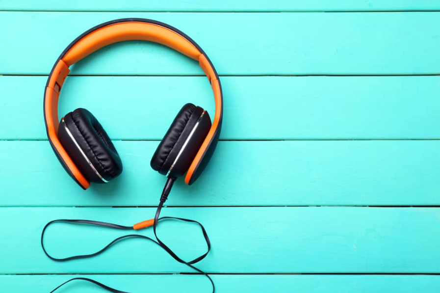 Навушники на фоні дерев'яні