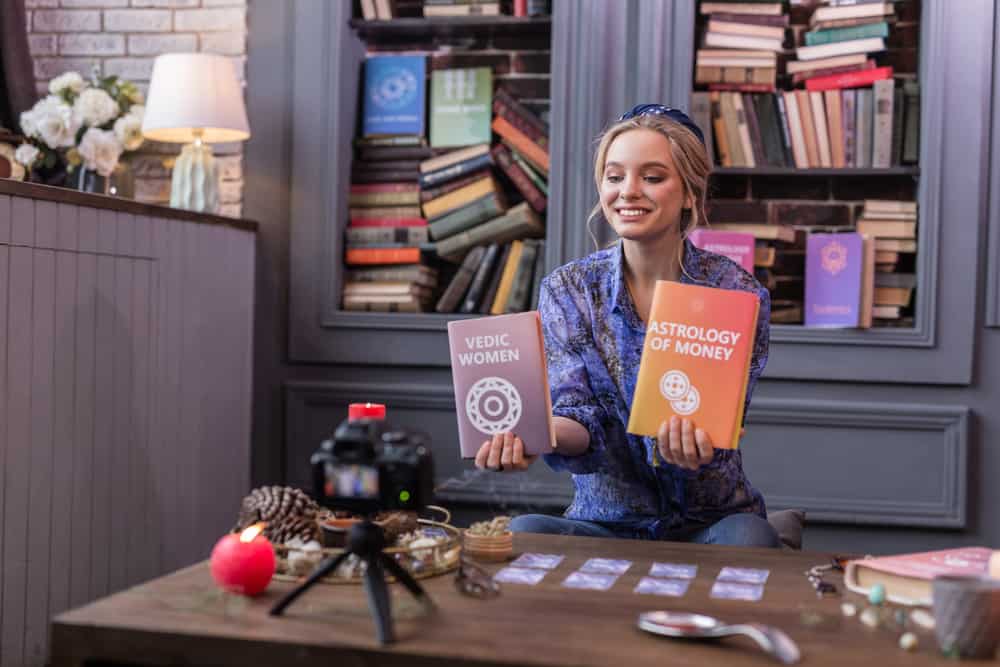 New Remove BG Cart Save Share Sample New Позитивна радісна молода жінка тримає дві книги