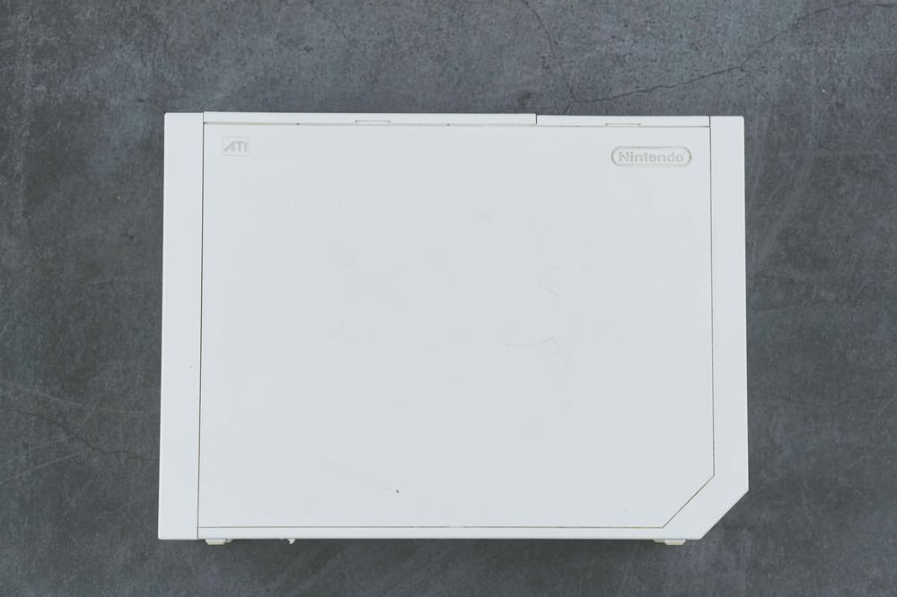 Nintendo Wii на сірому фоні