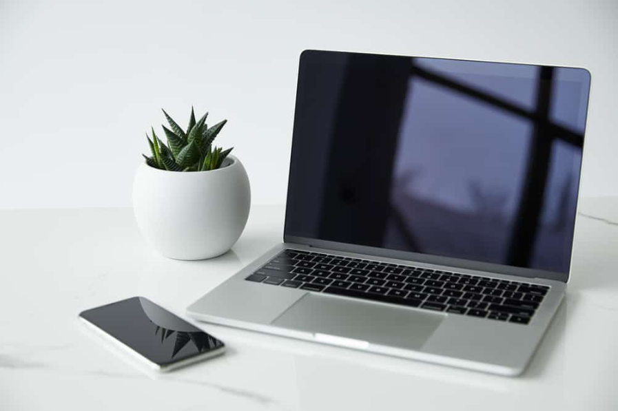 Ноутбук і смартфон з порожній екран