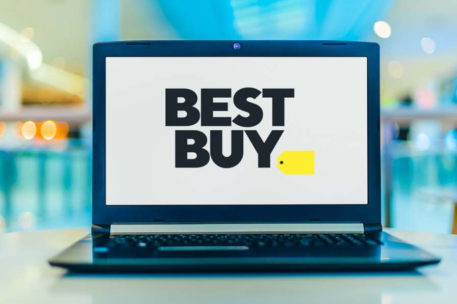 Laptop computer displaying logo of >” width=”896″ height=”597″ class=”alignnone size-full wp-image-2672″ />Best Buy”/></p>
<p>Багато людей обирають Best Buy через зручність покупки завдяки стратегії багатоканальної роздрібної торгівлі.</p>
<p>Купуючи в Best Buy, у вас є три варіанти: робити покупки в магазині, робити покупки в Інтернеті або замовляти в Інтернеті та забирати замовлення в місцевому магазині.</p>
<p>Незважаючи на домінування онлайн-магазинів, дехто все ще вважає за краще купувати у звичайних магазинах.</p>
<p>Хоча захід у магазин, щоб знайти та придбати ноутбук, може бути не найбільш стратегічним вибором, деякі люди віддають перевагу цьому, а не хвилюванню оглядів та коментарів в Інтернеті.</p>
<p>Крім того, Best Buy є хорошим вибором, якщо вам потрібен товар сьогодні або ви не довіряєте платформам онлайн-магазинів і хвилюєтеся, що вони надішлють вам красиво запакований камінь.</p>
<p>Крім того, звичайні магазини дають вам можливість ознайомитися з тим, що ви вирішили купити після пошуку в мережі.</p>
<p>Наприклад, якщо ви хочете перейти з Windows на Mac, ви можете піти в найближчий магазин Best Buy і помацати продукт.</p>
<p>Цей тест-драйв допоможе вам зробити мудрий вибір і не зненавидіти себе за сліпо купівлю ноутбука лише тому, що він був на розпродажі.</p>
<p>Ще один спосіб робити покупки в Best Buy – через його веб-сайт.</p>
<p>Замовляючи продукт онлайн, ви можете вибрати його доставку до вас або забрати з їхніх магазинів.</p>
<p>Оскільки цей міжнаціональний роздрібний продавець має достатньо місць у США та Канаді, щоб підтримувати більшість людей, Best Buy може конкурувати з домінуючими платформами онлайн-магазинів, такими як Amazon.</p>
<h3><strong>2. Хороший вибір ноутбуків</strong></h3>
<p><img loading=