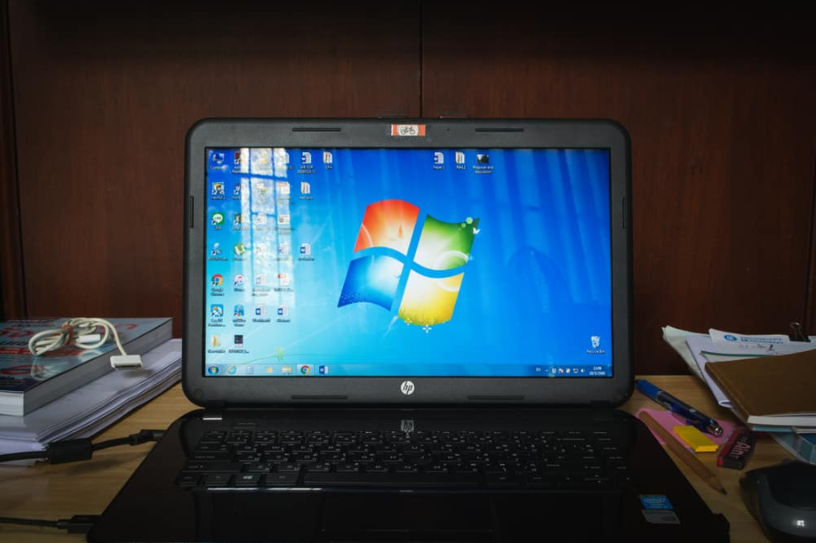 Екран ноутбука з логотипом Microsoft Windows