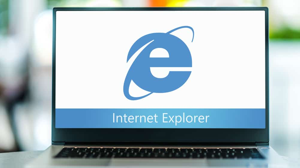Ноутбук із логотипом Internet Explorer