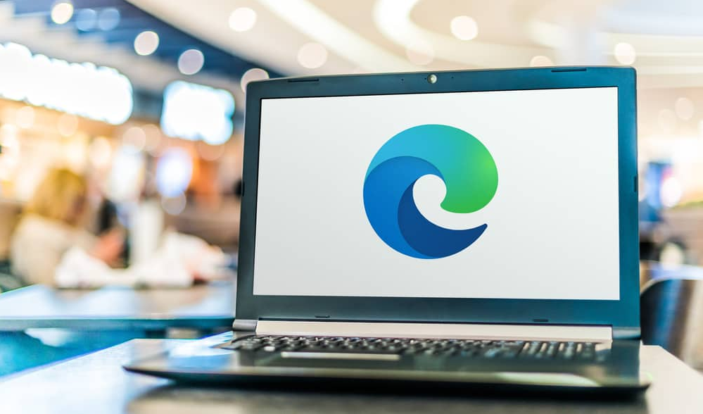 Ноутбук із логотипом Microsoft Edge
