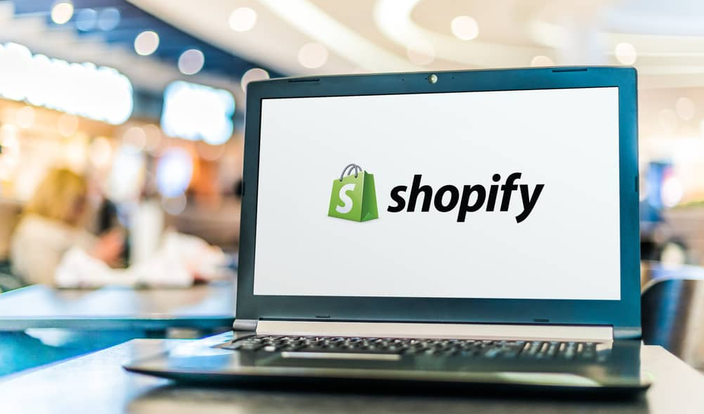 Портативний комп’ютер із логотипом Shopify