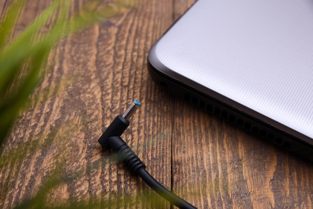 Чи заряджається ноутбук під час вимкнення (пояснення)