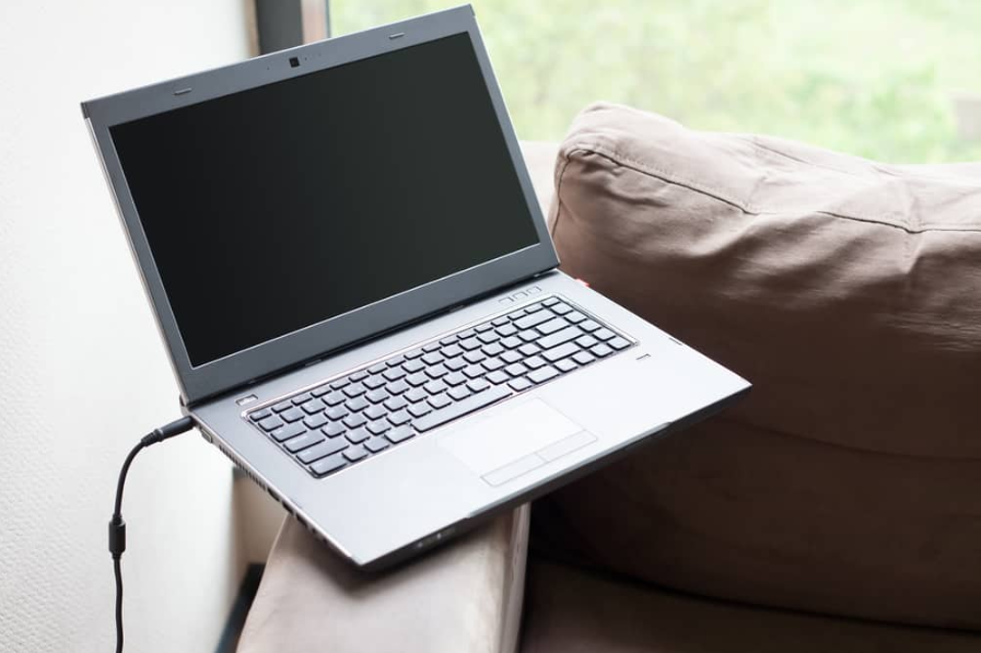 ноутбук на поручні дивана