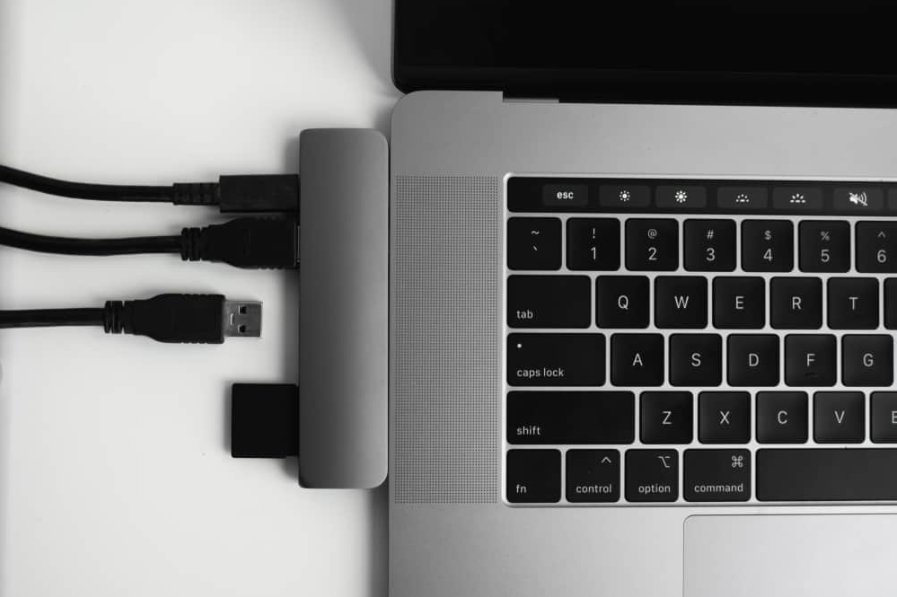aptop з адаптером USB Type-C із підключеними кабелями USB