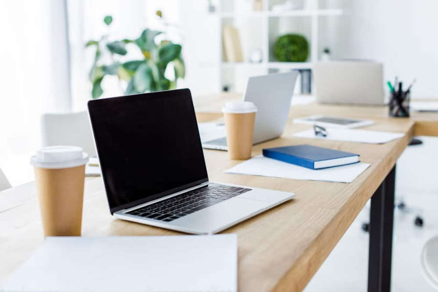 Чи потрібен мені ноутбук (10 причин, чому вам може бути)