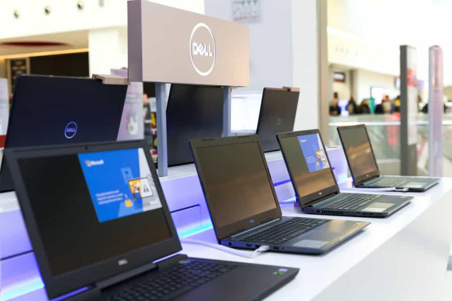 Ноутбуки Dell відображаються на білому столі в електронному магазині