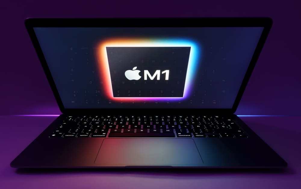 Новий Macbook Air Silicon M1 з відблисками світла