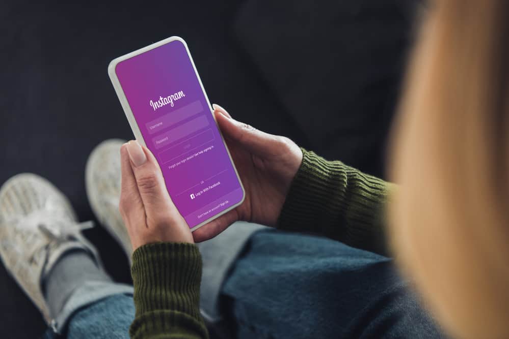 Обрізане подання жінки, що тримає смартфон з instagram