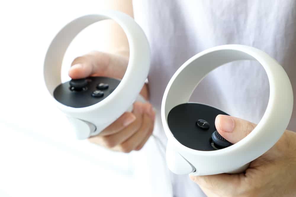 Контролери гарнітури віртуальної реальності Oculus Quest 2