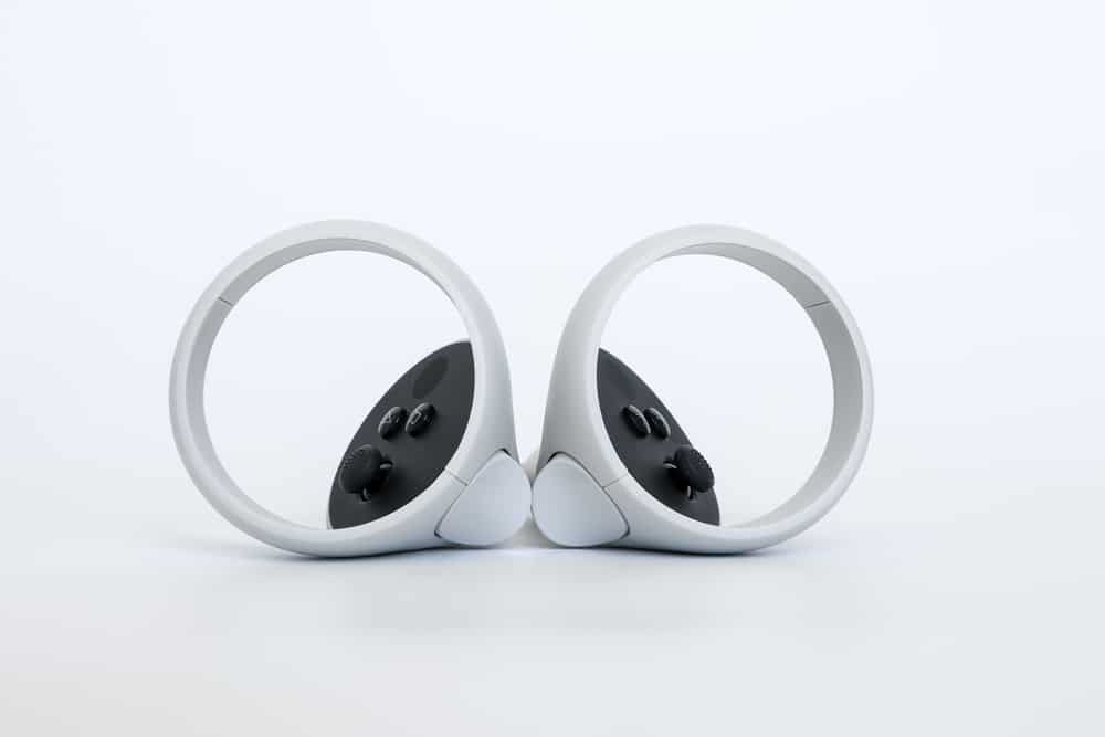 Контролери гарнітури віртуальної реальності Oculus Quest 2, both left and right on white background