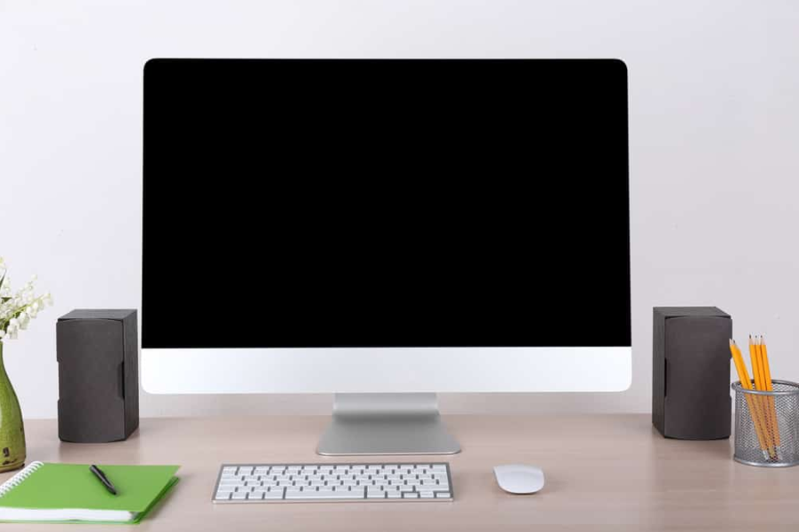 Офіс на робочому місці з сучасним комп'ютером