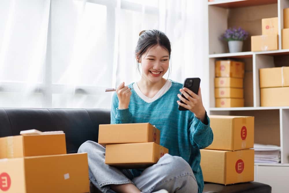 онлайн-продавець за допомогою телефону