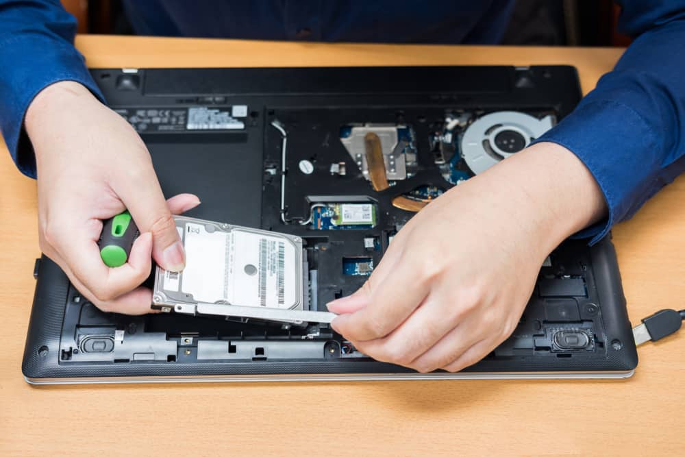 частина оновлення та ремонт ноутбука