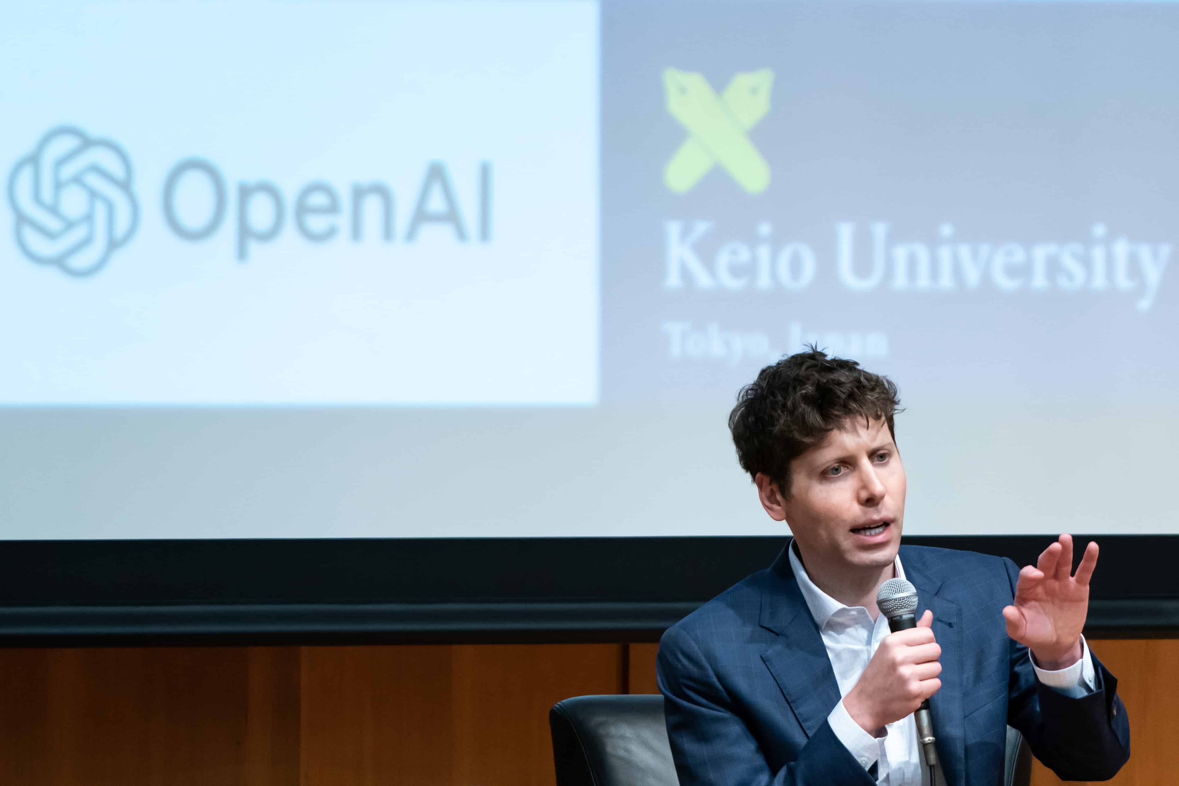 Генеральний директор OpenAI Сем Альтман виступає під час заходу в університеті Кейо 12 червня 2023 року в Токіо, Японія. Альтман обговорив зі студентами захід, організований одним із провідних приватних університетів Японії, коли він висловив свої наміри відкрити офіс і розширити послуги в країні.