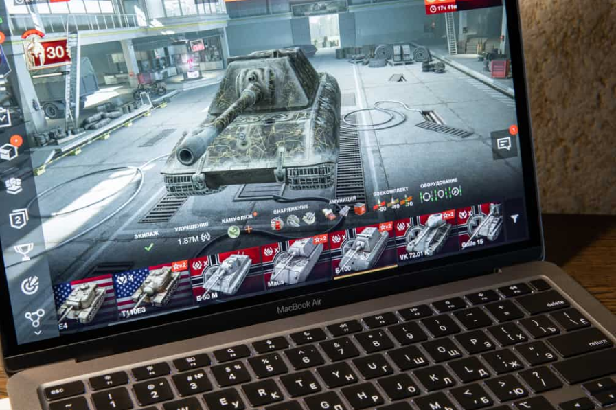 macbook під відкритим небом, бліц-гра world of tank на екрані