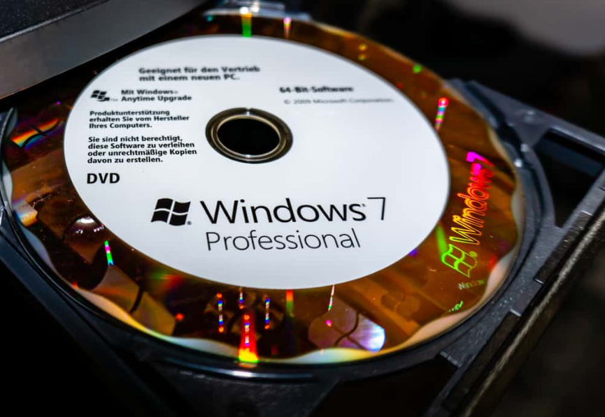 Оригінальний DVD-диск Microsoft Windows 7 у DVD-приводі