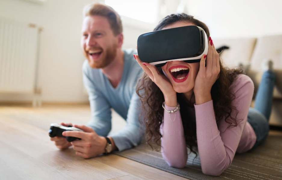 Пара весело грає з VR