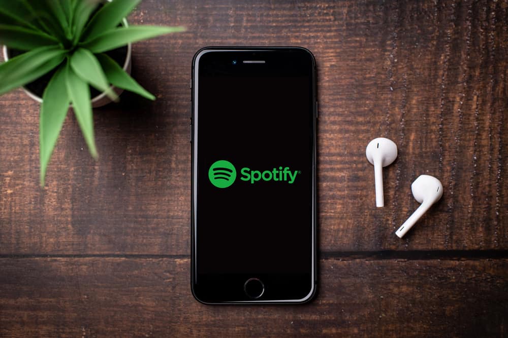 на екрані телефону відображається логотип Spotify
