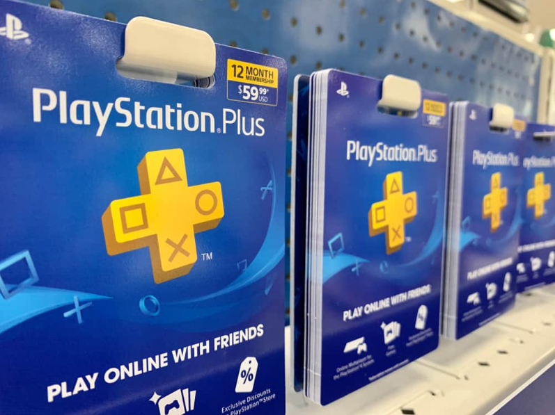 Членська картка PlayStation Plus виставлена в роздрібному магазині