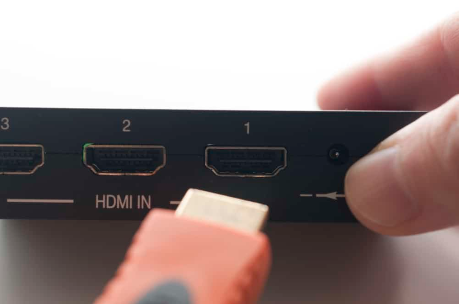Plug in >” width=”901″ height=”597″ class=”alignnone size-full wp-image-2996″ />Кабель HDMI< of device