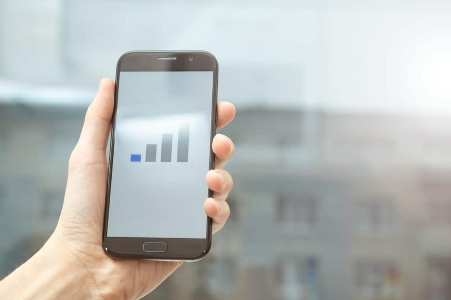 Поганий або слабкий мобільний сигнал. Мобільний телефон в руках. Покриття мережі.