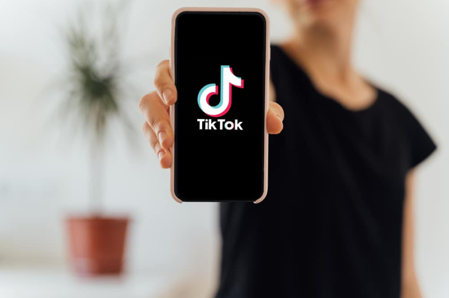 Полтава, Україна - травень 2020 р. Додаток Tiktok на екрані телефону в руках дівчини