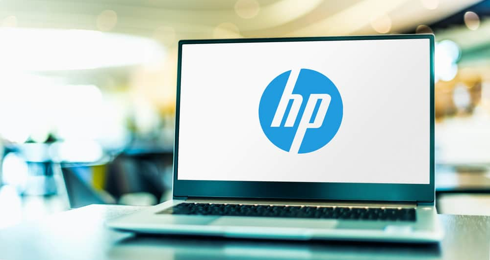 Ноутбук із логотипом HP, багатонаціональної компанії з інформаційних технологій