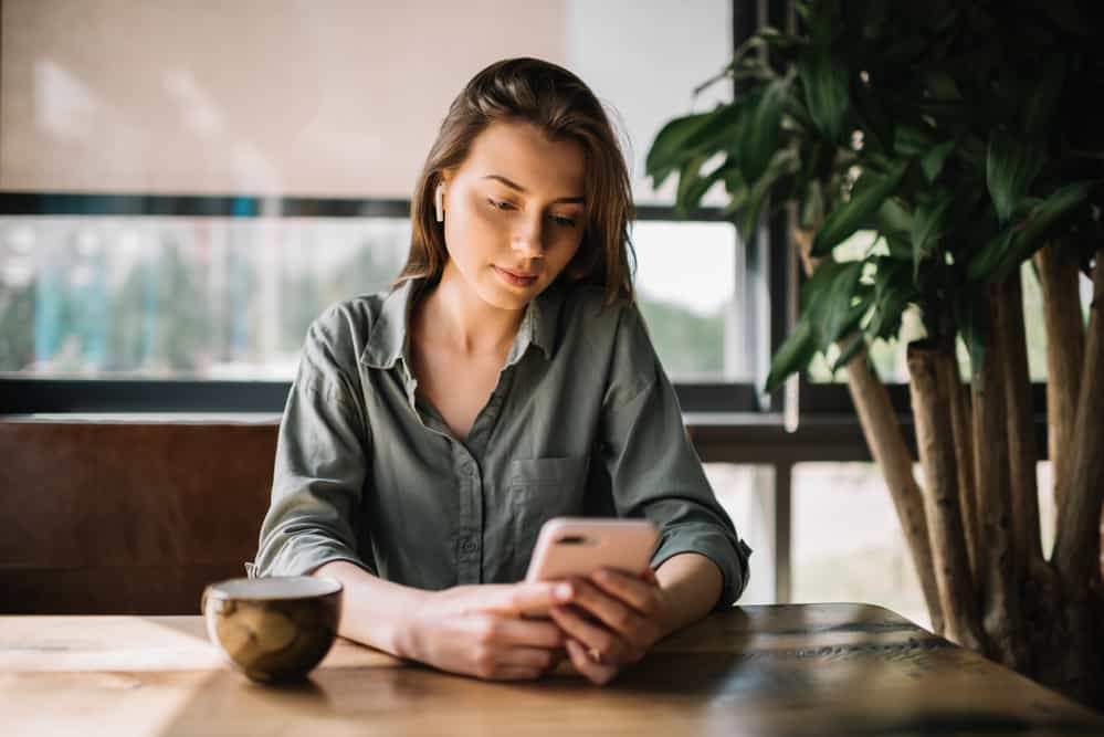 Приваблива бізнес-леді за допомогою мобільного телефону