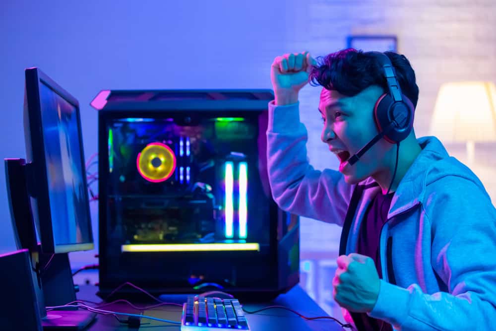 Професійний геймер відчуває захоплення, граючи в онлайн-кіберспортивну гру вдома