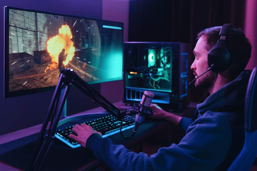 Професійний гравець, який грає в онлайн-ігри та транслює під час турніру на комп’ютері
