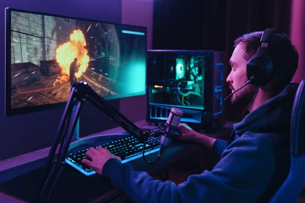 Професійний геймер, який грає в онлайн-ігри та транслює