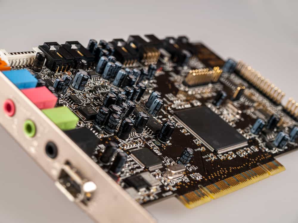 професійний комп'ютерний пристрій зовнішня звукова карта для відтворення та запису, мікшер, аудіовходи та аудіовиходи