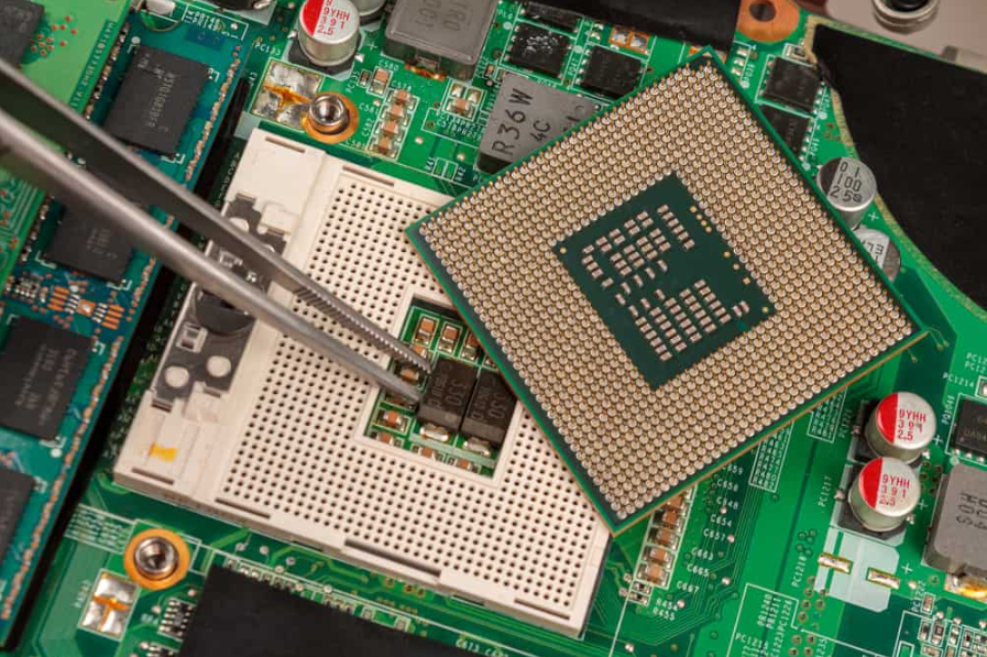 процесор комп'ютера крупним планом на фоні материнської плати