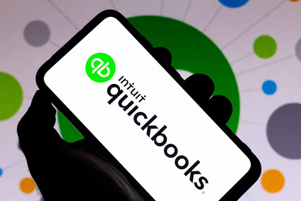 Логотип QuickBooks (Intuit), який відображається на смартфоні