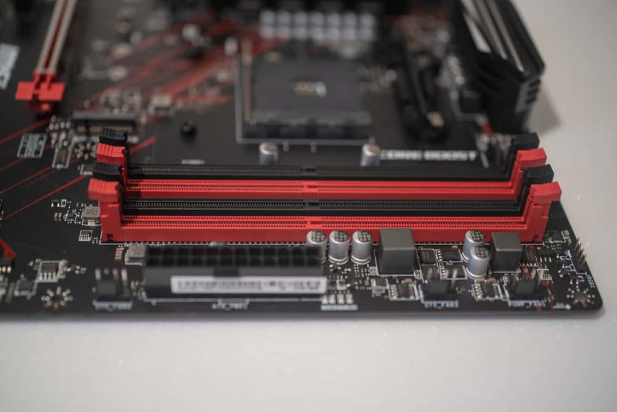 слоти оперативної пам'яті на материнській платі комп'ютера