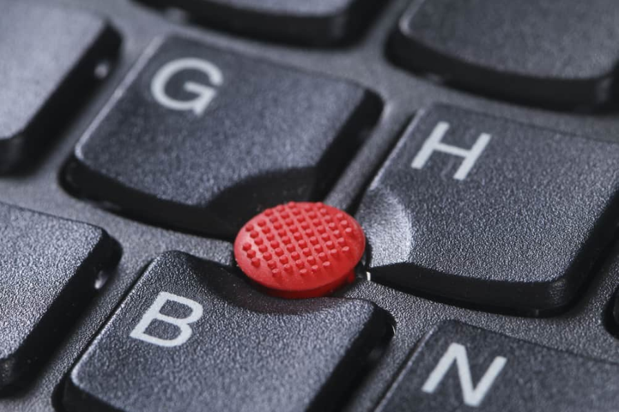 Червона кнопка трекпойнт-джойстик на клавіатурі