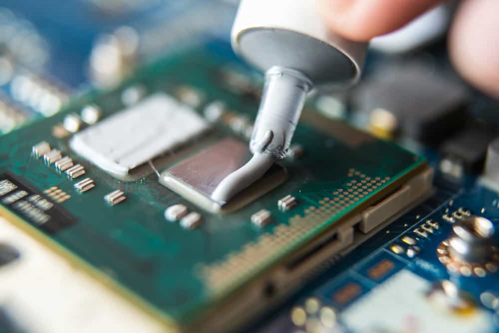 ремонт чоловіків руками, охолодження гарячої температури ноутбука