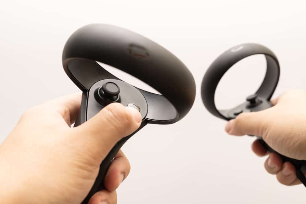 сенсорний контролер Rift під рукою